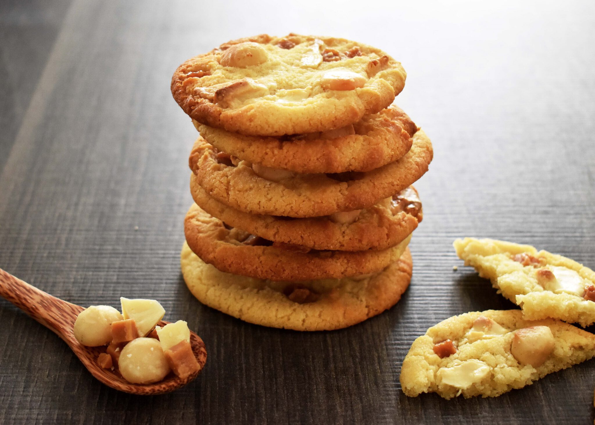 Macadamia Cookies mit weißer Schokolade und Salzkaramell-Chunks ...