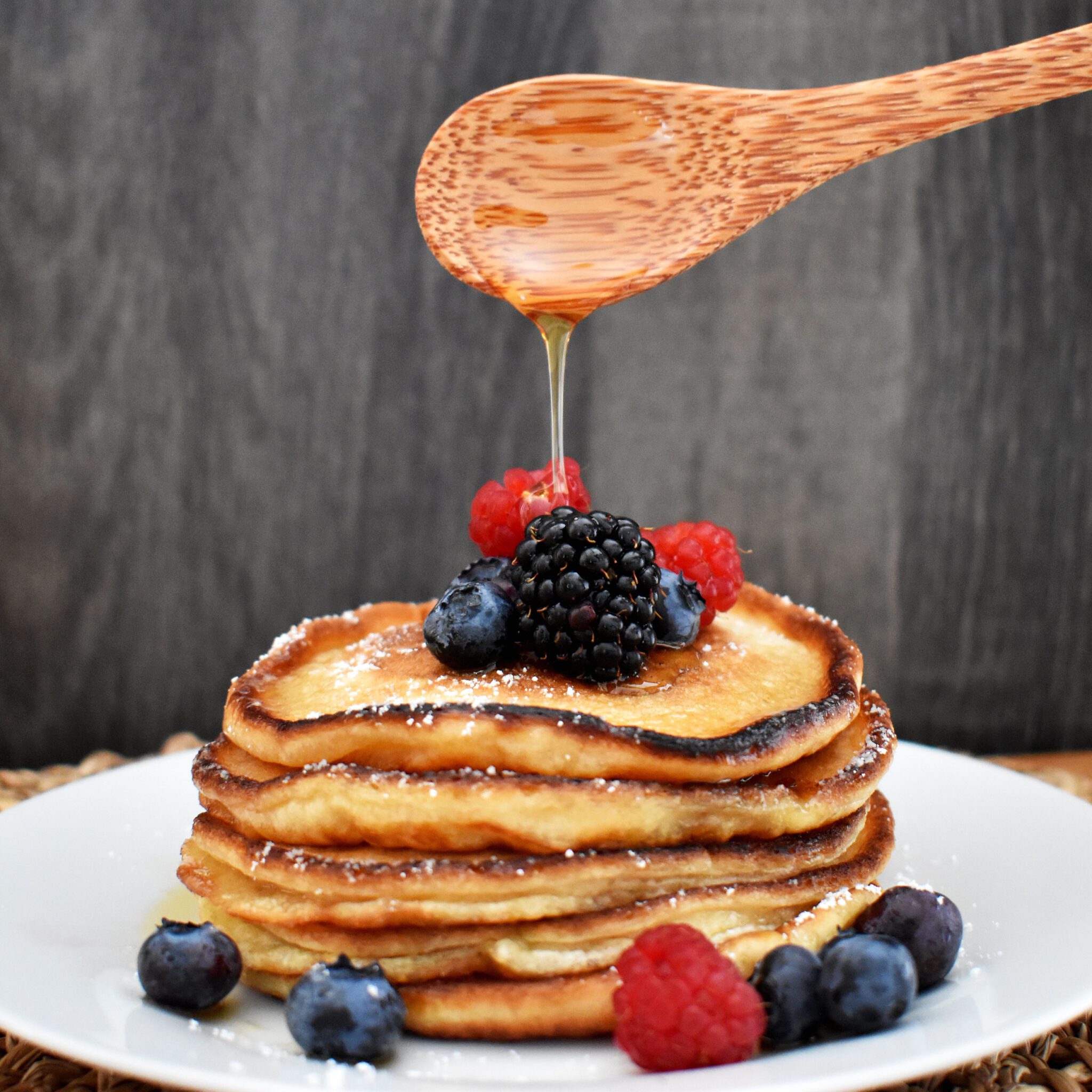 Pancakes mit Beeren und Ahornsirup – tastedrinktravel