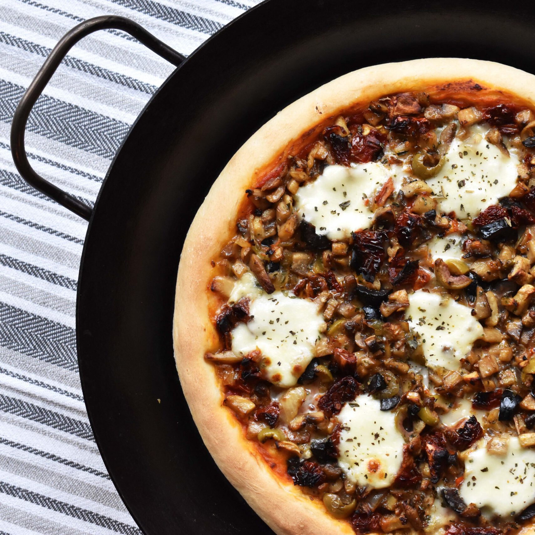 Pizza mit gebratenen Pilzen und Oliven – tastedrinktravel