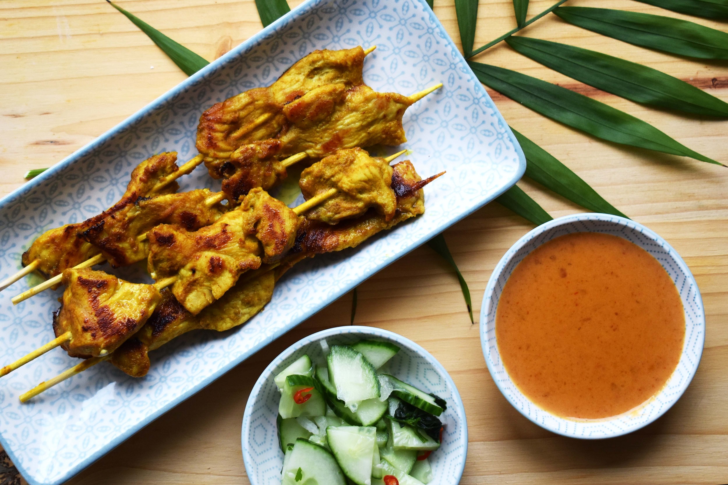 SateSpieße mit ErdnussDip und scharfem Gurkensalat tastedrinktravel