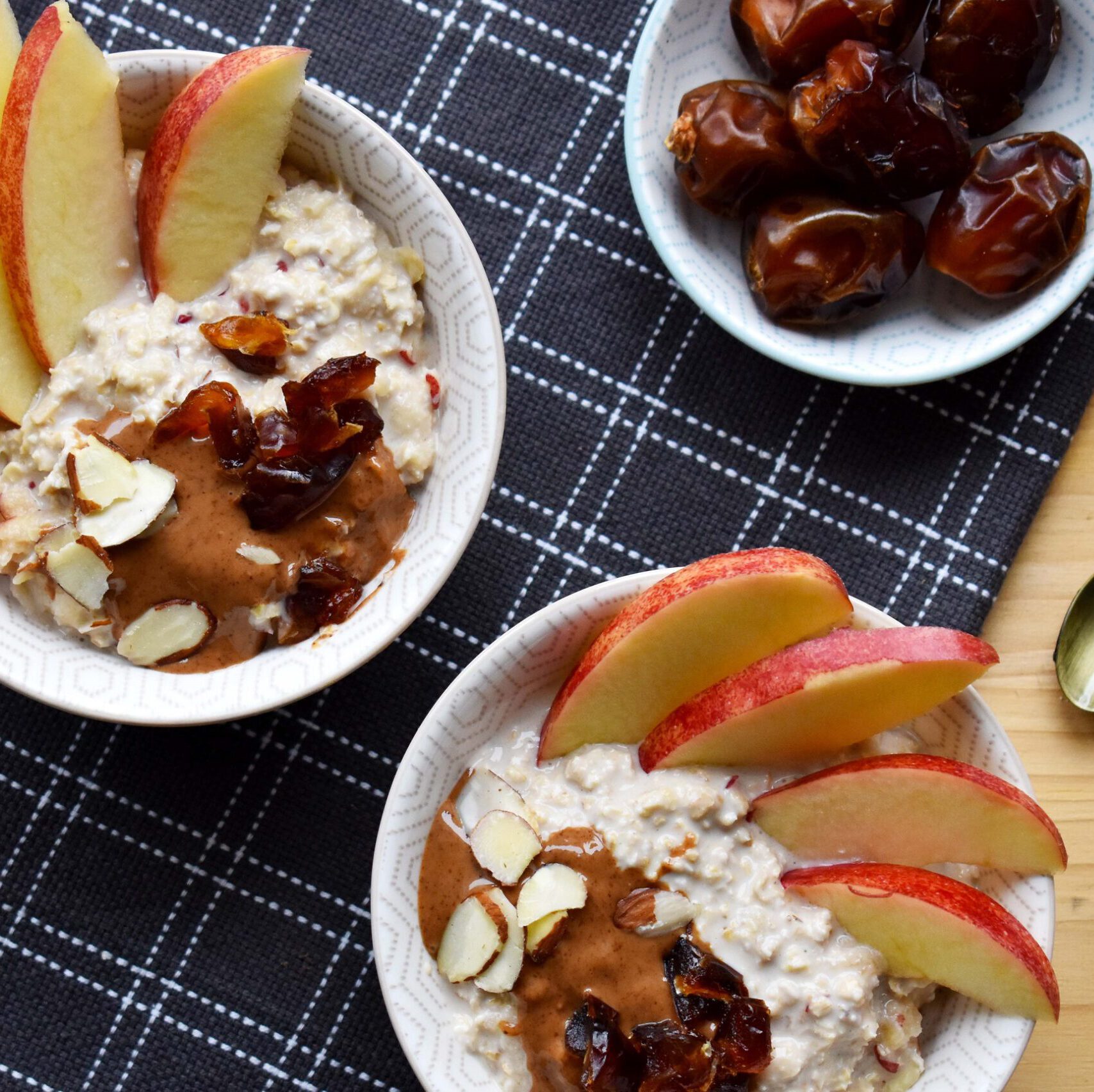 Bircher-Müsli mit Äpfeln, Mandelmus und Datteln – tastedrinktravel