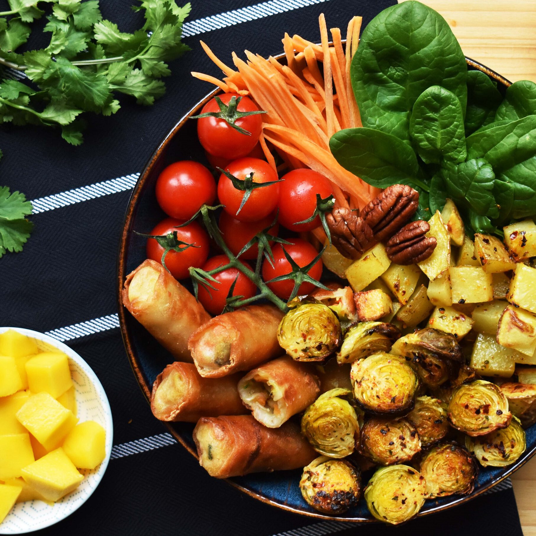 Salat Bowl mit Frühlingsrollen – tastedrinktravel