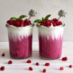 Overnight-Oats mit Beeren und Spirulina