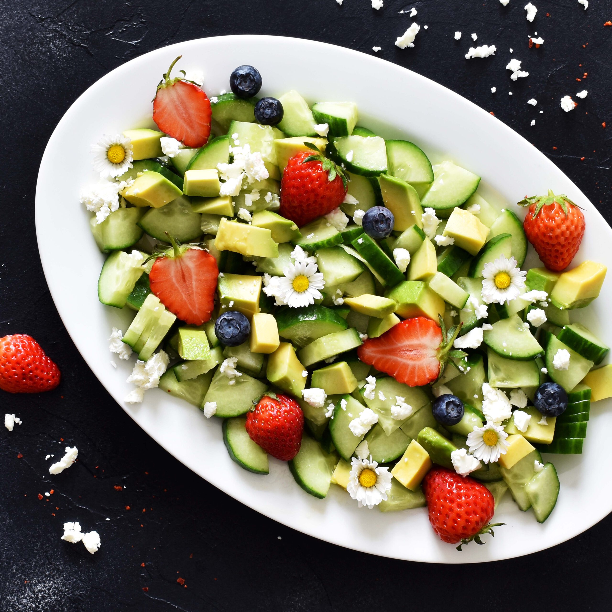 Salat mit Avocado, Erdbeeren und Feta – tastedrinktravel